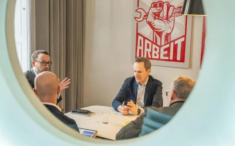  Jan Kluge und Franz Schellhorn beim Gespräch mit Michael Zimper und Hans Braun.