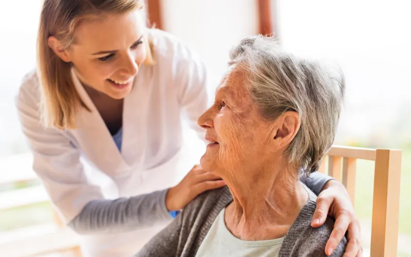 Pflegerin und alte Frau