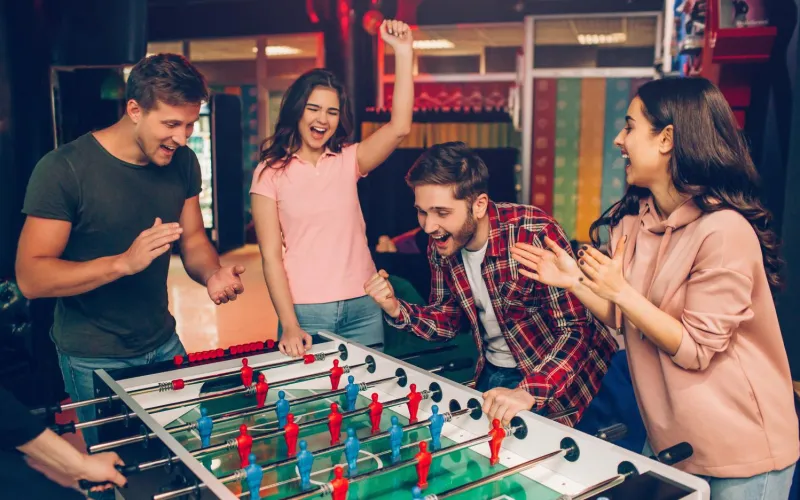 Jugendliche beim Tischfußball