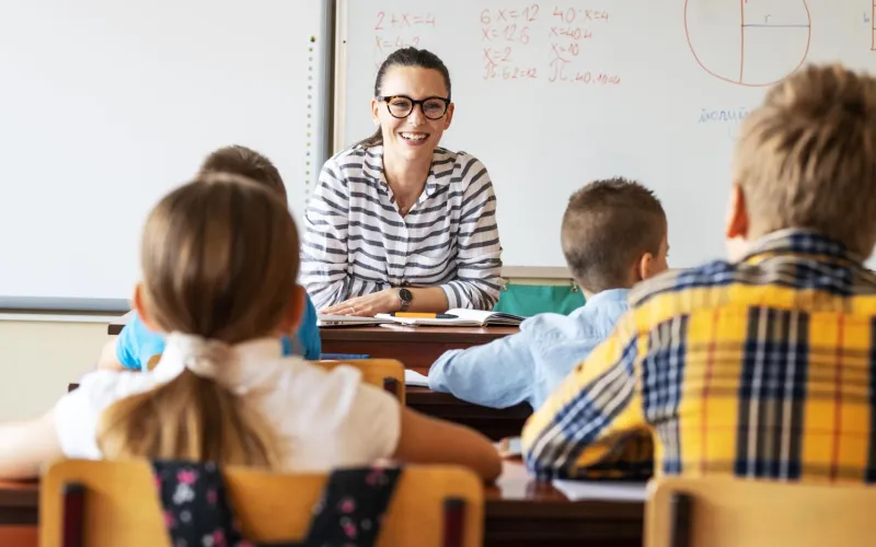 Lehrerin in der Schule