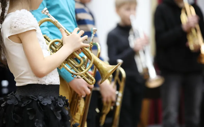 Kinder beim Trompeten-Unterricht