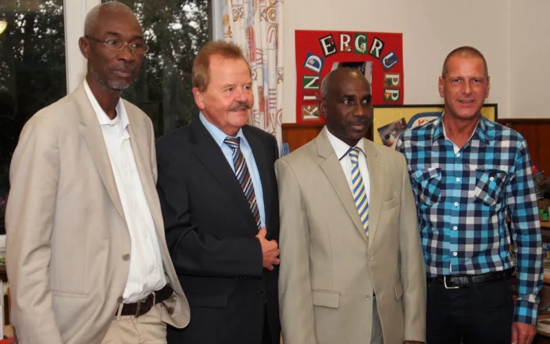 Der Bürgermeister der senegalesischen Gemeine Kidira, Demba Thiam, bei einem Besuch in Deutschland bei den „NaturFreunde Berghausen e.V“. Mit auf dem Bild sein Vorgänger als Bürgermeister, Mamadou Diallo, mit Heinz Roser und Frank Hörter.
