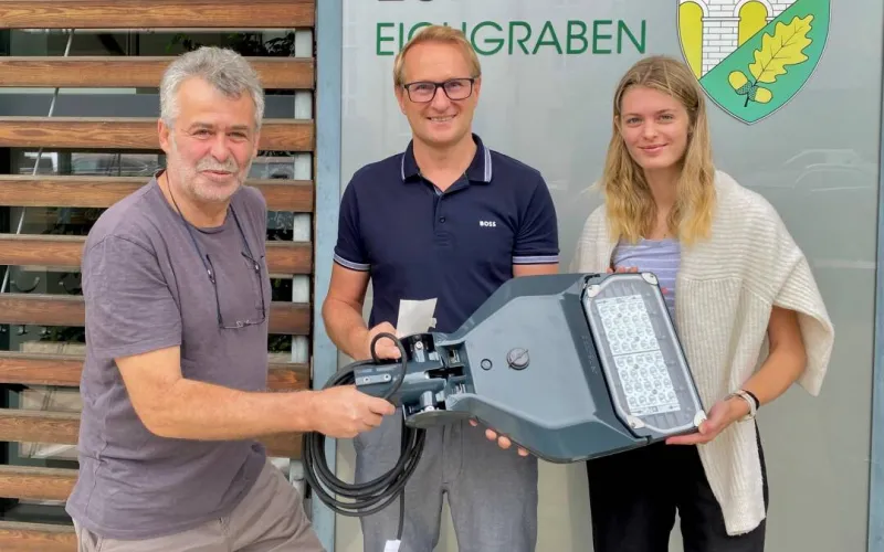 Eichgrabens Bürgermeister Georg Ockermüller hat mit dem Elektroanlagenbau Wallner (links Johann, rechts Julia Wallner) aus Altlengbach den Leuchtentausch vorgenommen.
