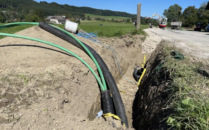 Grabungen für den Glasfaser/Breitbandausbau in Strasswalchen, Ortteil Ruckling