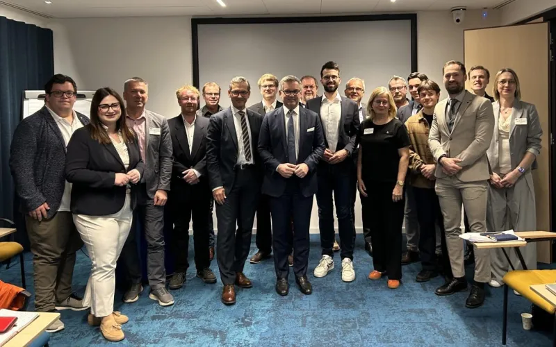 Das Treffen der österreichischen EU-Gemeinderät:innen mit EU-Kommissar Magnus Brunner (Mitte).