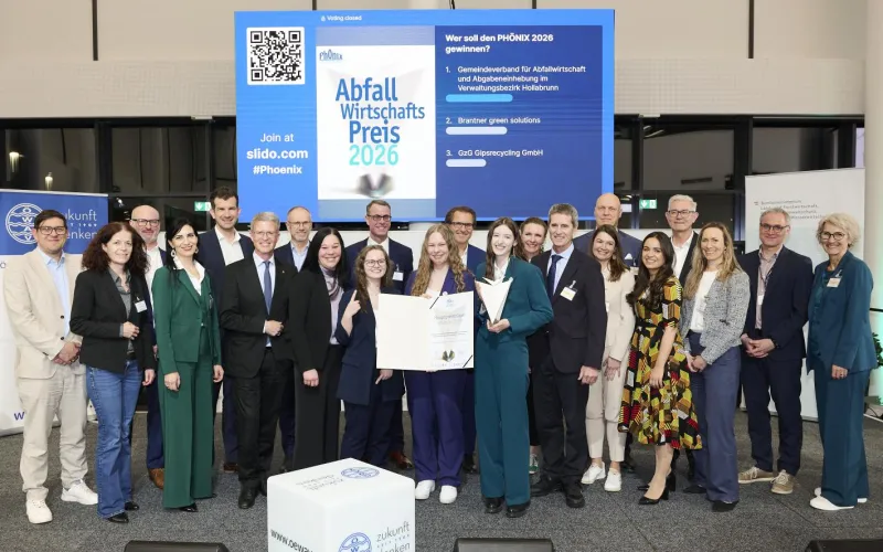 Die Gewinnerinnen des „Phönix“ 2026 (Mitte, v.r.n.l. Julia Kiraly, Franziska Halbwidl, Lisa Hochstöger, Conny Lachmann, Laura Puralka (abwesend)) mit ÖWAV Präsident Martin Niederhuber (vierter v.l.) und SC Christian Holzer (sechster v.r.)