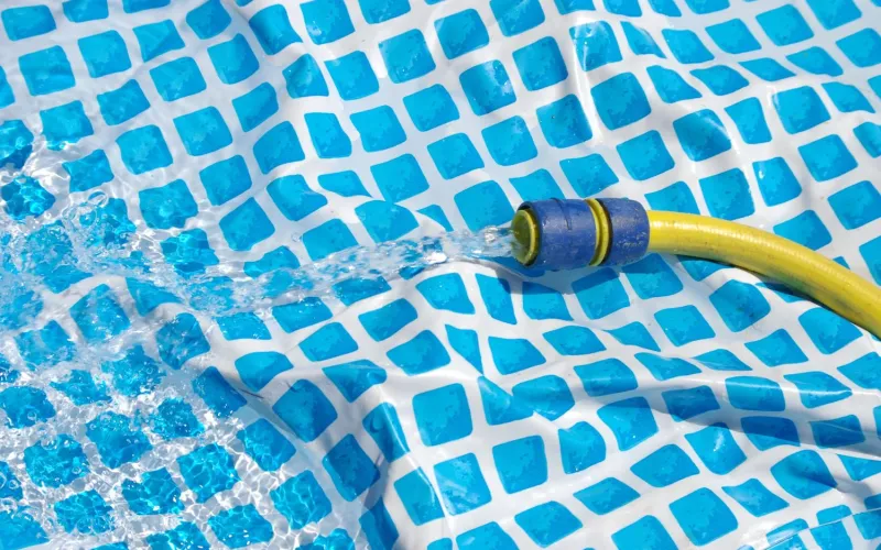 Schlauch in einem Plastikschwimmbecken