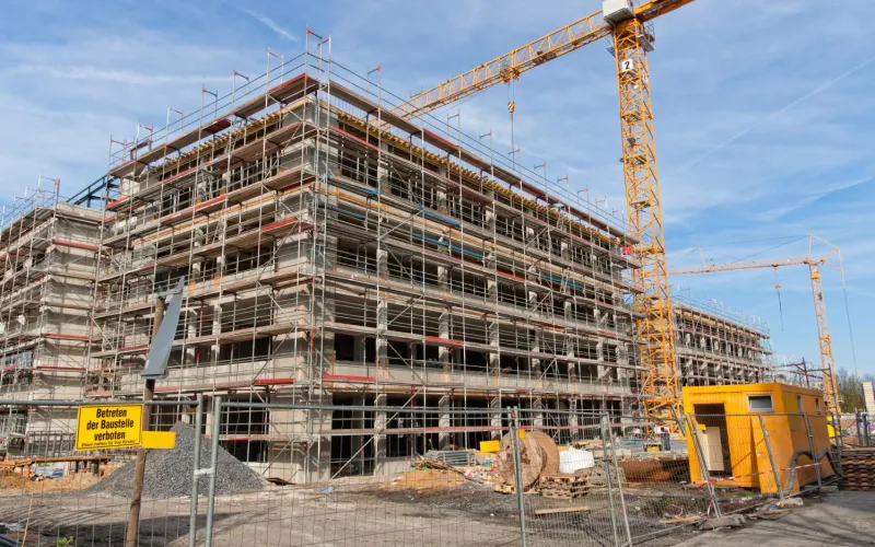 Baustelle mit Kran