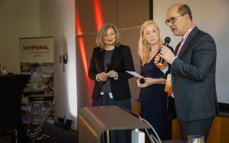 Gemeindebundpräsident Johannes Pressl diskutierte beim Kommunalwirtschaftsforum in Krems mit NEOS-Kommunalsprecherin Gertraud Auinger-Oberzaucher (li.) über Gemeindezusammenlegungen. Mitte: Moderatorin Sabine Kronberger