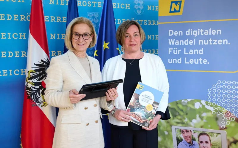 Landeshauptfrau Johanna Mikl-Leitner mit Gerlinde Muhr, Bürgermeisterin Bischofstetten.