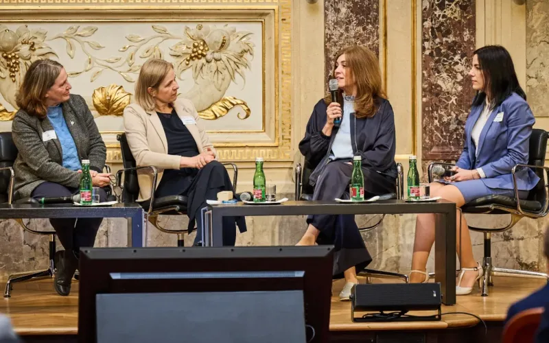 Im Gespräch bei der Bürgermeisterinnen-Konferenz: (v.l.n.r.  Vizebürgermeisterin Judith Schwentner und Bürgermeisterin Elke Kahr aus Graz, Bürgermeisterin Angela Baumgartner und Amtsleiterin Melinda Oesterreicher aus Sulz im Weinviertel.