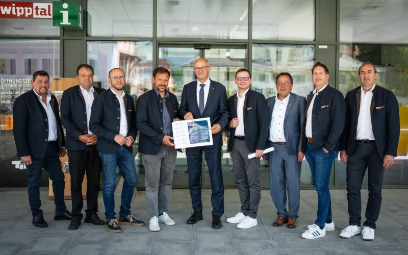 Vizebürgermeister Hugo Vötter (Navis), Bürgermeister Vinzenz Eller (Schmirn), Bürgermeister Patrick Geir (Matrei am Brenner), Bürgermeister Florian Riedl (Steinach am Brenner), LH Anton Mattle, Bürgermeister Karl Mühlsteiger (Gries am Brenner), Bürgermeister Peter Volgger (Sterzing), Bürgermeister Mario Nocker (Trins) und Bürgermeister Andreas Pranger (Gschnitz).