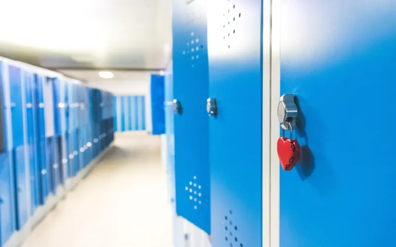 Blaue Spinde und Vorhängeschloss in der Schule