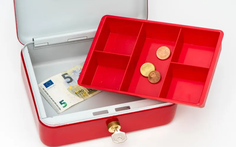 Geldkassette mit wenig Bargeld
