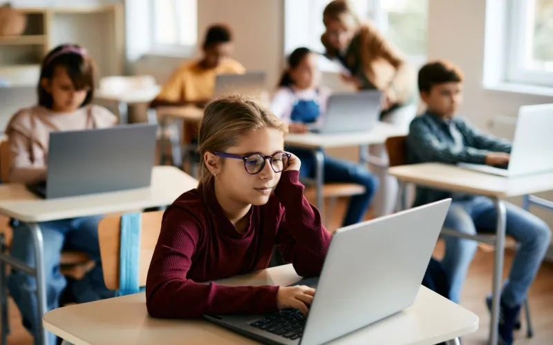 Schüler mit Laptops