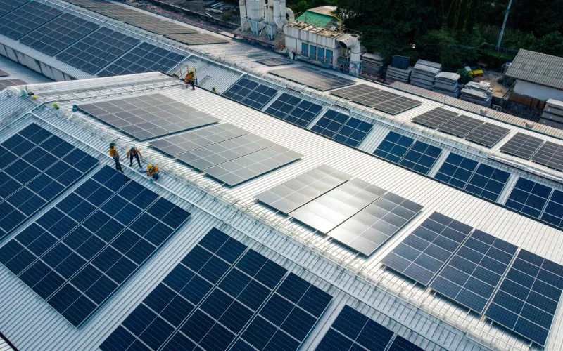 große PV-Anlage auf einem Dach