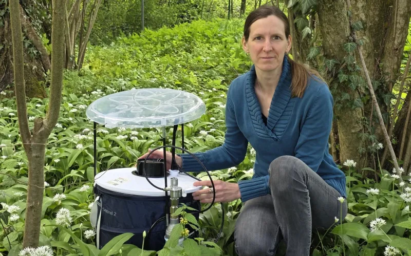 Karin Bakran-Lebl mit einer Lebendfalle für das Pathogen-Monitoring. 