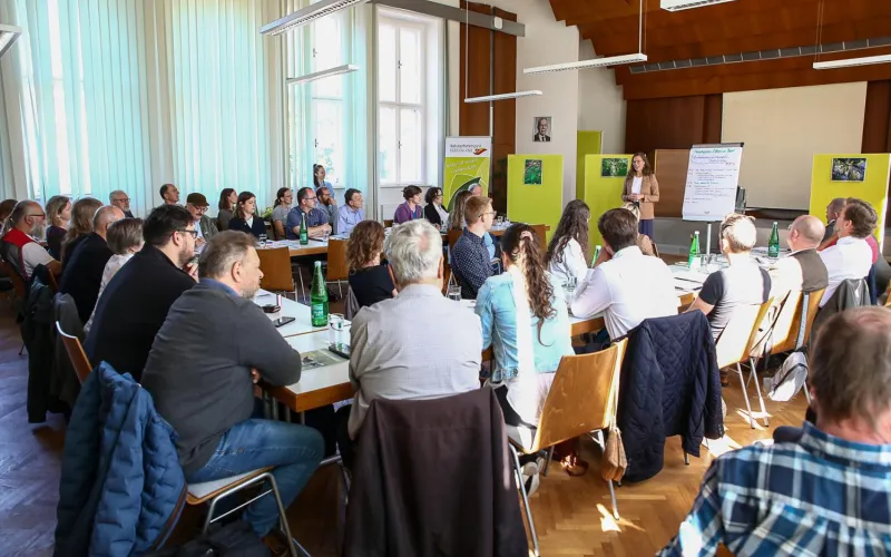  Rund 50 Vertreterinnen und Vertreter aus Landwirtschaft, Wasserbau, Naturschutz, Imkerei, Wissenschaft und Verwaltung brachten  ihre Erfahrungen und Perspektiven zur Eindämmung invasiver Arten ein.