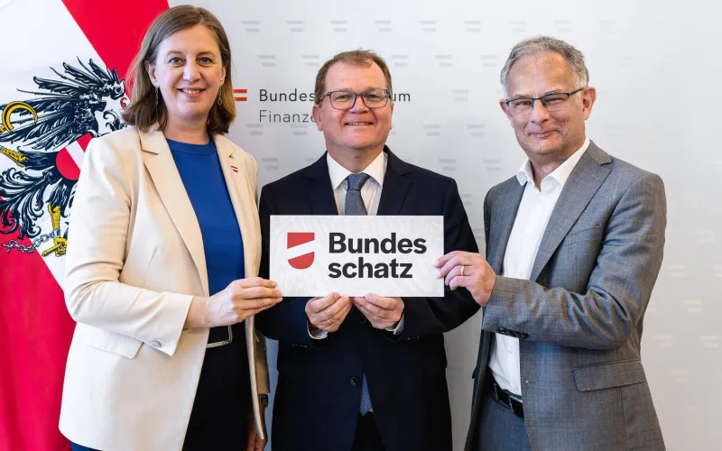 Am 22. April 2026 feierte der „Bundesschatz“, das Geldanlageprodukt des Bundes, seinen zweiten Geburtstag. Seit dem Start vor zwei Jahren wurden mehr als 170.000 Konten eröffnet – www.bundesschatz.at.  Finanzstaatssekretärin Barbara Eibinger-Miedl, Markus Stix, Sprecher der Geschäftsführung der Bundesfinanzierungsagentur, und Finanzminister Markus Marterbauer feierten das Jubiläum