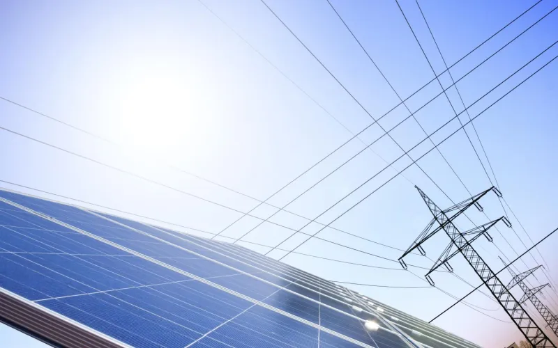 PV-Anlage und Strommast
