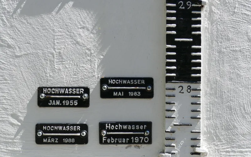 Hochwassermarken an Hauswand