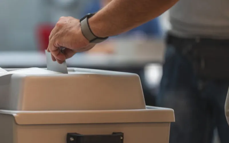 Ein Wähler wirft seinen Stimmzettel in die Wahlurne.