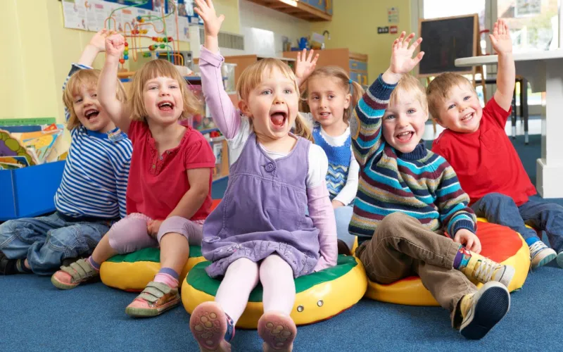 Kindergartenkinder zeigen auf