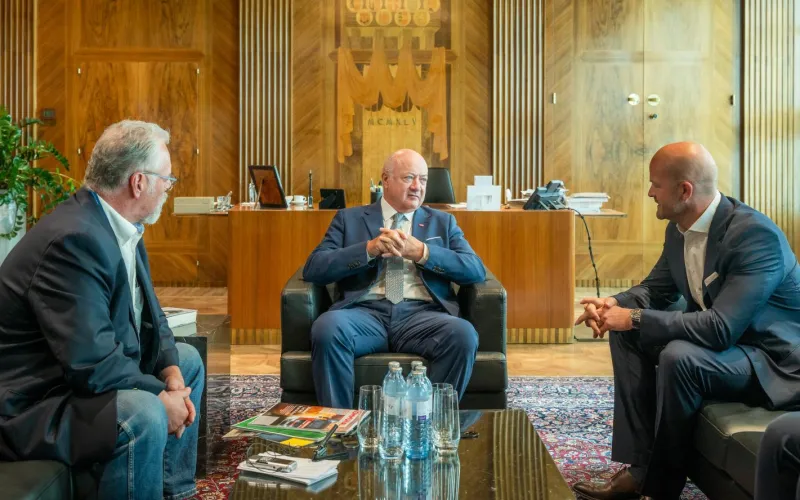 Bundeskanzler Christian Stocker im Gespräch mit KOMMUNAL-Chefredakteur Hans Braun und Kommunalverlag-Geschäftsführer Michael Zimper.
