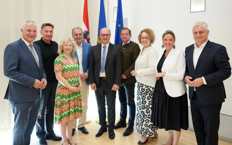 Finanzlandesrat Anton Kasser, Städtebundvertreter Bgm. Werner Krammer, Landesrätin Eva Prischl, GVV-Präsident Andreas Kollross, Gemeindebund Präsident Hannes Pressl, GVV Obmann Dieter Dorner, Landesrätin Christiane Teschl-Hofmeister, Landesrätin Susanne Rosenkranz, Landesrat Martin Antauer.