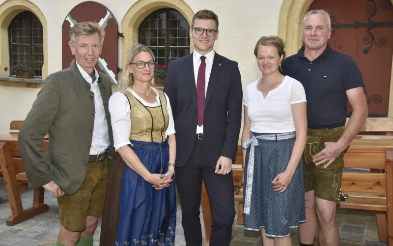 Franz Lanschützer (Geschäftsführer des Salzburger Güterwegerhaltungsverbandes), Referatsleiterin Reija Falkensteiner, Landesrat Maximilian Aigner, Isabella Leitner und Karl Leitner (Obmann der Agrargemeinschaft Znotter-Ochsenalm)