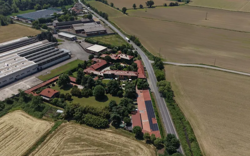 Fabrik im ländlichen Raum