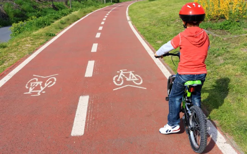 Kind auf einem Radweg