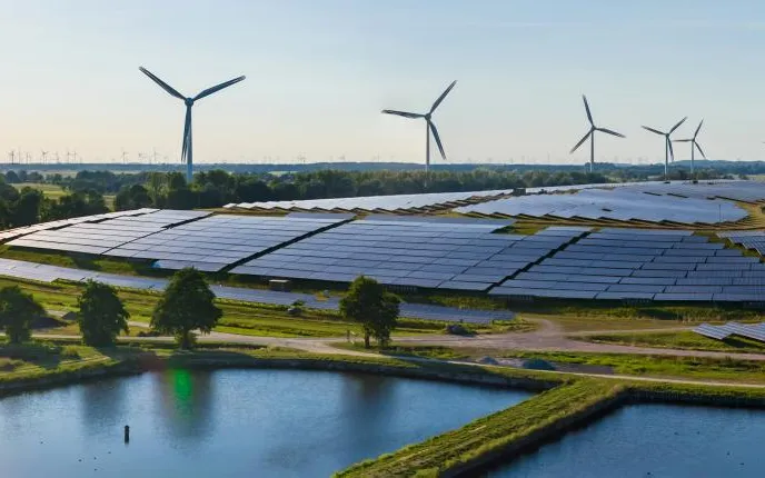große PV-Anlage und Windräder im Hintergrund