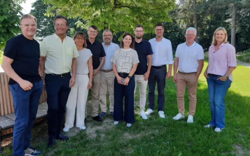  Zehn Tiroler Gemeindevertreter:innen waren im Haus Mostviertel in Öhling zu Gast, um sich beim GDA  ein Bild davon zu machen, wie gemeindeübergreifende Zusammenarbeit in der Praxis aussieht. An der Spitze der Delegation Verbands- und Gemeindebund-Vizepräsidentin Daniela Kampfl (ganz rechts). In der Mitte GDA-Geschäftsführerin Eva Zirkler.