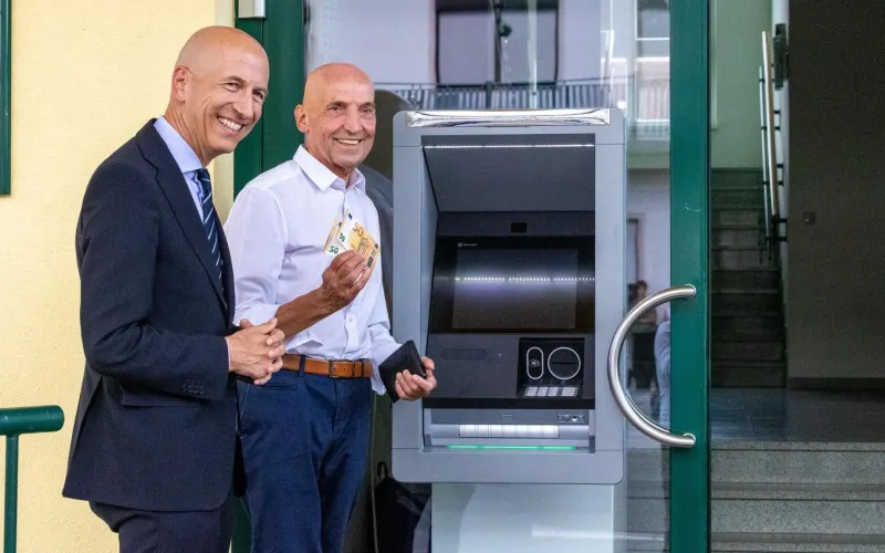 OeNB-Gouverneur Martin Kocher und Bürgermeister Leo Radakovits beim neuen Bankomaten in Güttenbach.