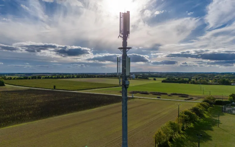 Handymast in einer Landschaft