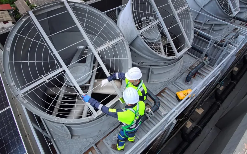 Arbeiter auf einem Kühlturm