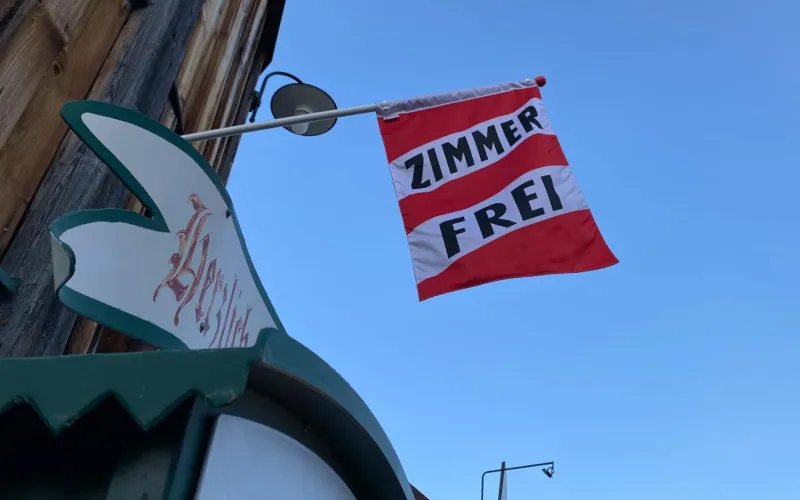 Symbolfoto Zimmer frei, Fahne
