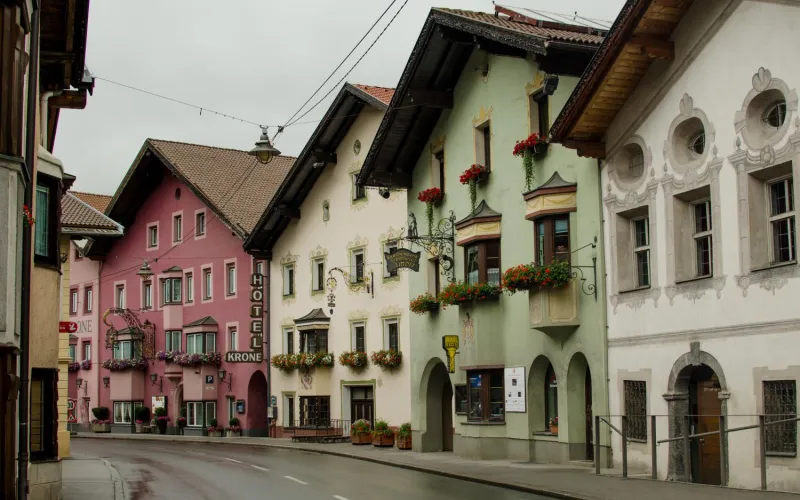 Straße in einem Ort in Tirol