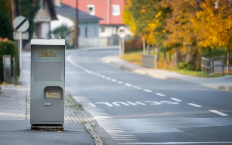 Radarfalle vor einer Schule 