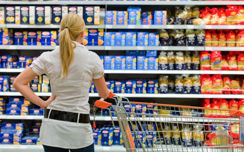 Frau vor einem Supermarktregal