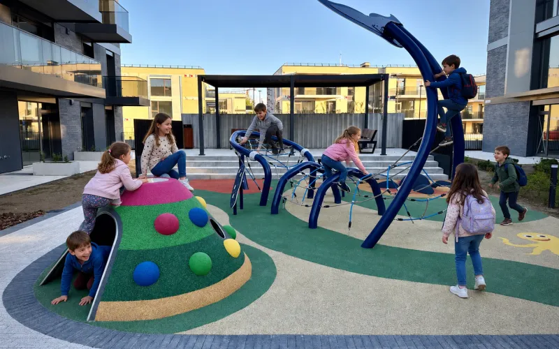 Spielplatz mit Kindern