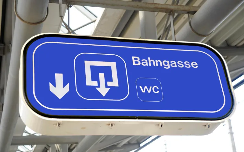 Wegweiser zu Bahnhoftoilette