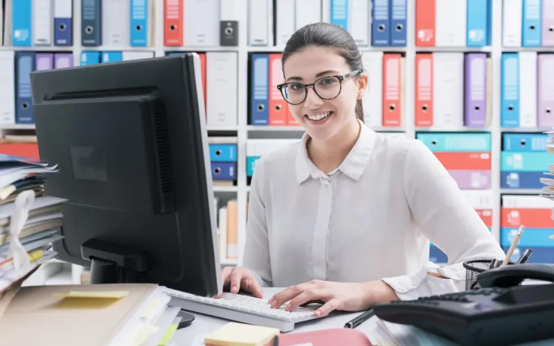 junge Angestellte vor einem Computer