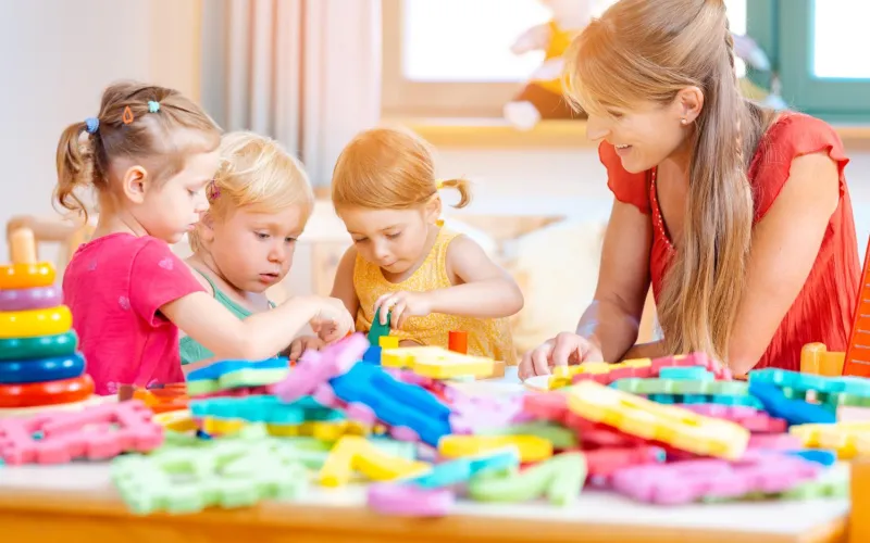 Kindergärtnerin mit Kinder