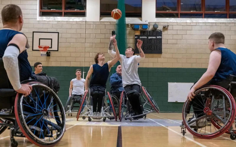 Rollstuhlfahrer beim Basketball