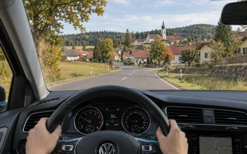 Auto fährt in ein Dorf