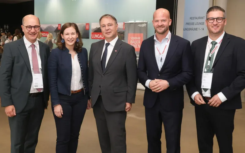 Gemeindebundpräsident Johannes Pressl, Ministerin Claudia Bauer, Vizekanzler Andreas Babler und die Kommunalverlag-Geschäftsführer Michael und Stefan Zimper.