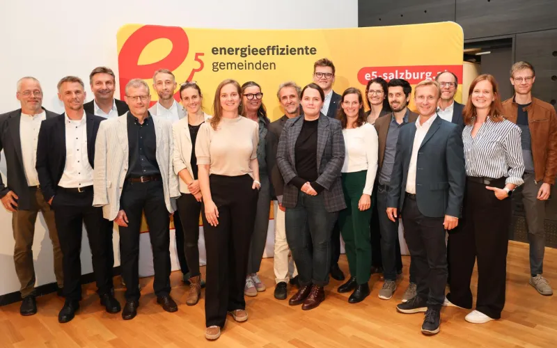 Landesrat Maximilian Aigner mit Vertreterinnen und Vertretern von Siegergemeinden.