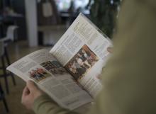 Blättern in der Gemeindezeitung